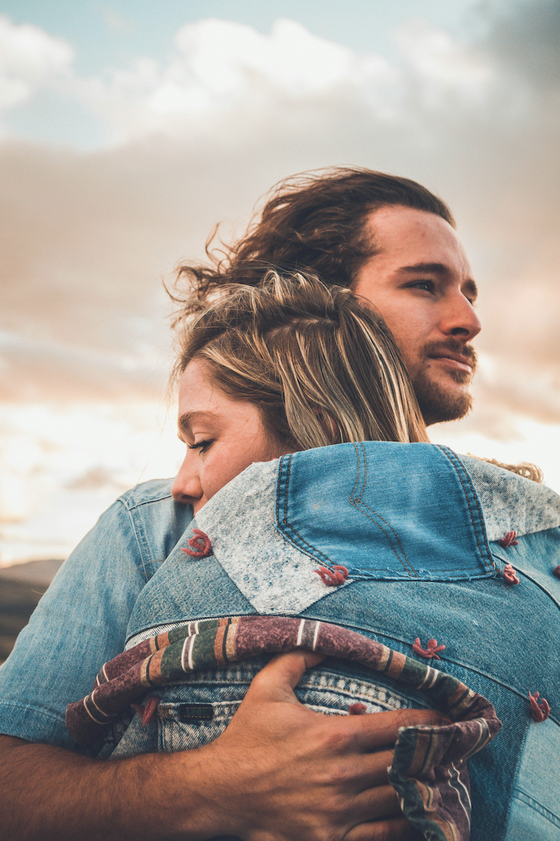 Tunnekeskeinen pariterapia auttaa pareja pysähtymään, kuulemaan ja kohtaamaan toisensa uudella tavalla – rakentamaan turvaa, ymmärrystä ja aitoa yhteyttä.