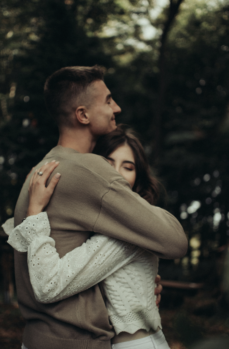 Tunnekeskeinen pariterapia auttaa pareja ymmärtämään toisiaan syvemmin, rauhoittamaan hermoston ja rakentamaan turvaa, läheisyyttä ja yhteyttä parisuhteeseen.